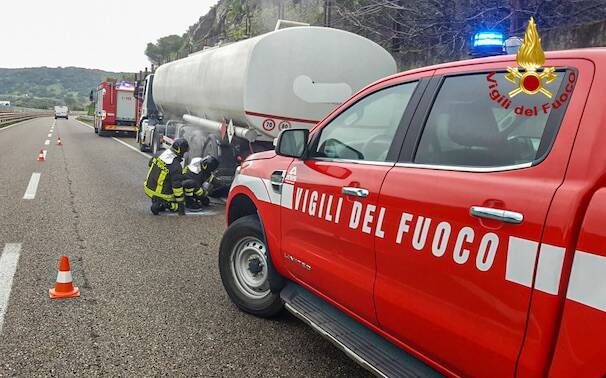 Statale 131 Paulilatino incendio vigili fuoco