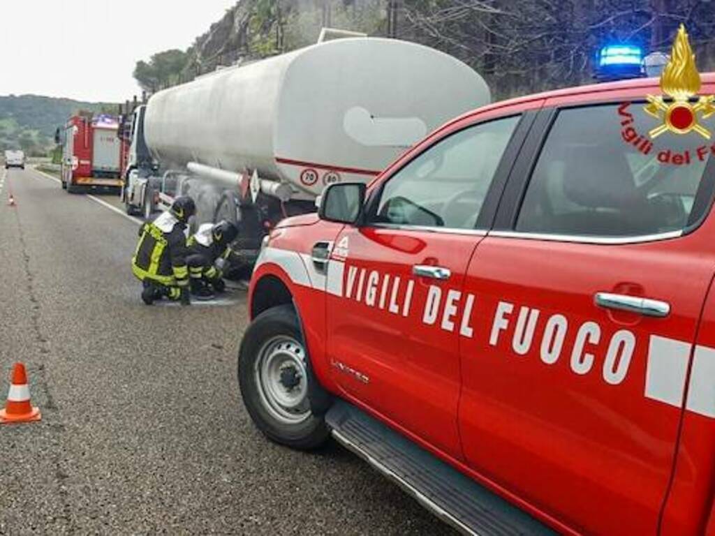 Statale 131 Paulilatino incendio vigili fuoco