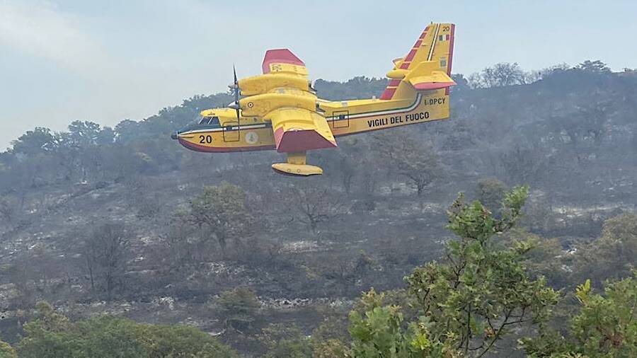 Aereo canadir vigili del fuoco - incendio