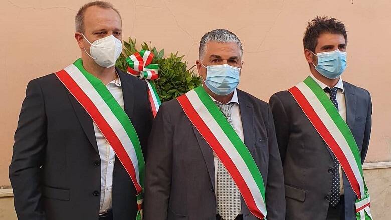 Da sinistra il vicesindaco di Ardauli Marco Deiana, il sindaco di Terralba Sandro Pili e l'assessore di Salandra Pietro Lisanti - Foto Comune di Terralba