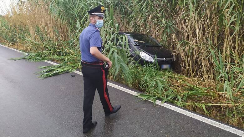 La Opel fuori strada - Foto Carabinieri