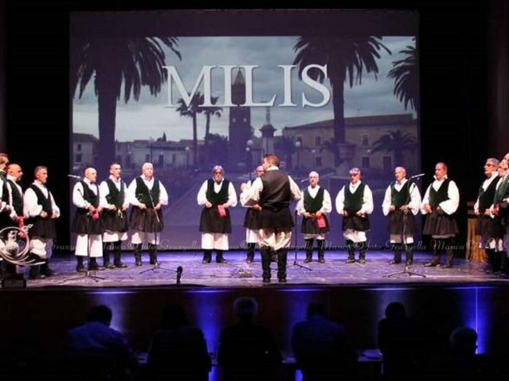 Il coro La Vega di Milis sul palco del concorso nuorese - Foto G. Manca ©