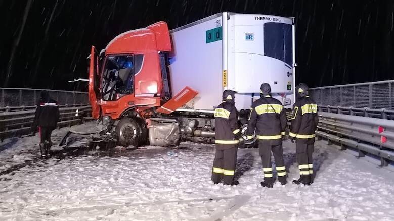 Camion incidente Nuoro Lanusei neve ghiaccio VVFF