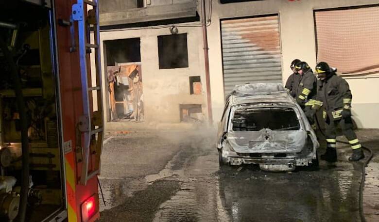 Suni auto incendiata vigili del fuoco