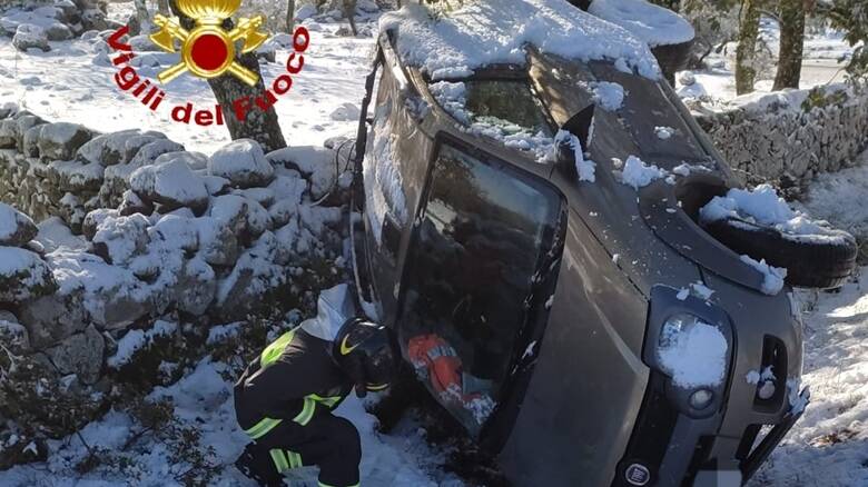 Sassarese - Incidente - neve - auto ribaltata