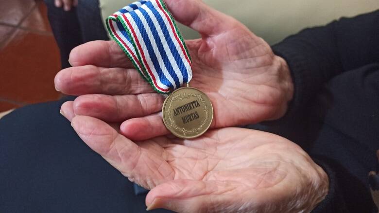 La medaglia d'onore consegnata ad Antonietta Murtas - Foto Ufficio Stampa Prefettura di Oristano
