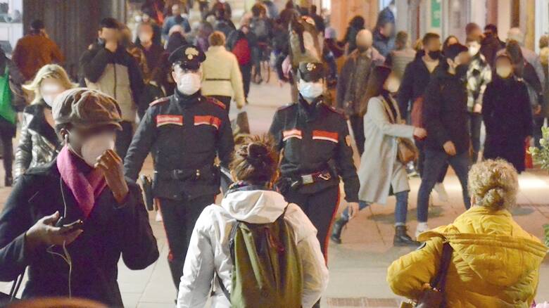 Carabinieri - strada - luogo pubblico - tra la gente