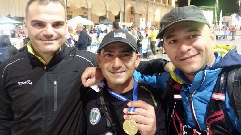 Michele Montixi, al centro, insieme a Matteo Tatti e Francesco Serra, anche loro atleti dei Runners. Hanno accompagnato Francesco in bici e gli hanno fornito assistenza