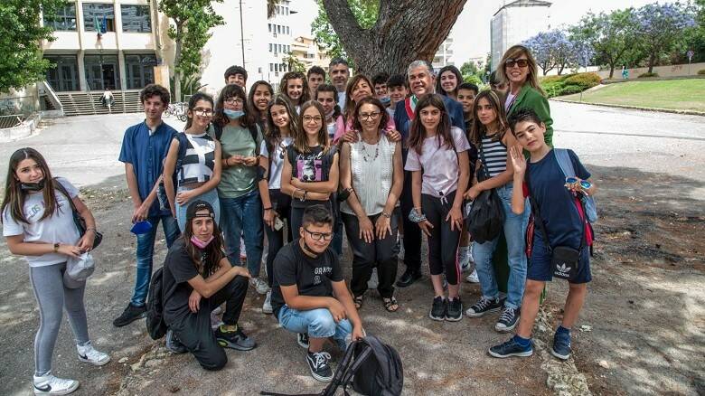 Le classi 1 D e 3 A della scuola secondaria dell’Istituto comprensivo di Terralba, insieme al sindaco di Terralba Sandro Pili