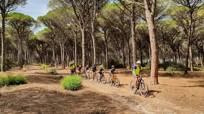I ragazzi di Ossidiana bike Marrubiu arrivano nella pineta di Arborea
