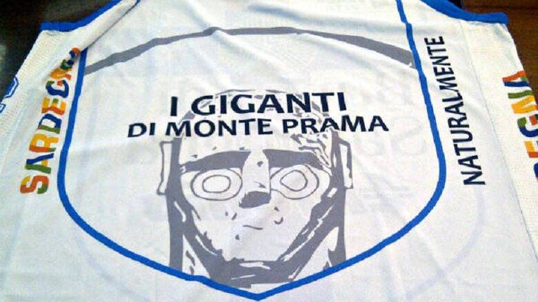 Il retro della canotta da gara della Dinamo Sassari con il volto stilizzato di un Gigante - Foto Ufficio Stampa Fondazione Mont'e Prama