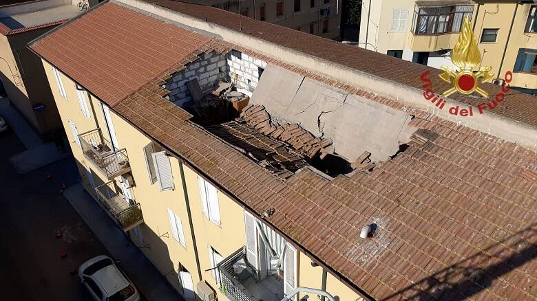 Il tetto crollato a Porto Torres - Foto Ufficio Stampa Vigili del Fuoco