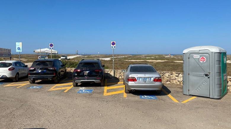 I parcheggi e il bagno riservati ai disabili