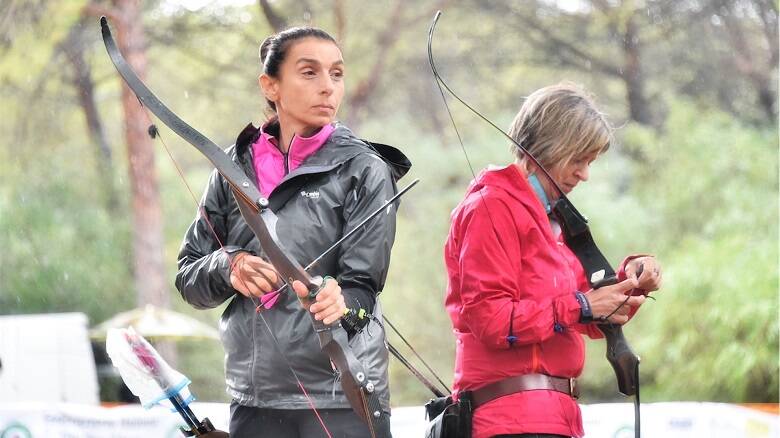 La vicecampionessa mondiale Sabrina Vannini (sin) conquista il titolo arco istntivo nella finale contro Laura Vanotti (dx) - Foto Fitarco