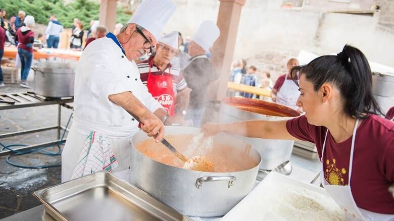 Preparazione fregola Elia Saba Neoneli