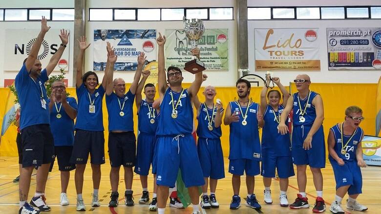 I ragazzi dell'Italbasket Fisdir esultano con la coppa conquistata a Funchal - Foto Facebook Fisdir Federazione 