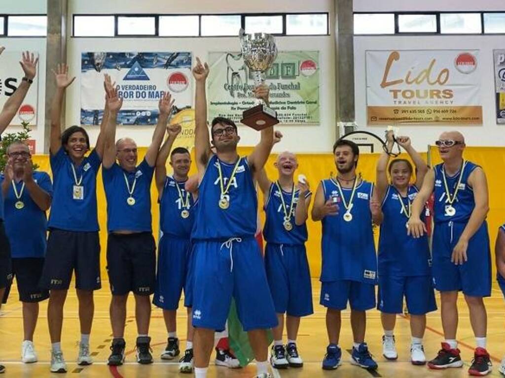 I ragazzi dell'Italbasket Fisdir esultano con la coppa conquistata a Funchal - Foto Facebook Fisdir Federazione 