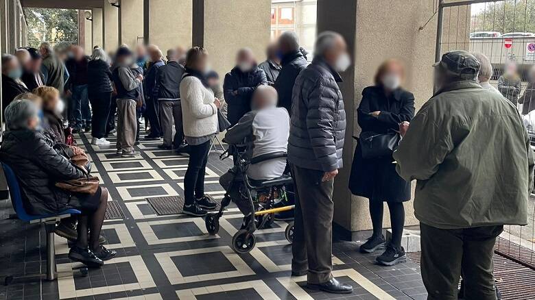 Utenti in fila per il vaccino antinfluenzale in via Carducci, a Oristano. Venerdì 25 novembre 2022