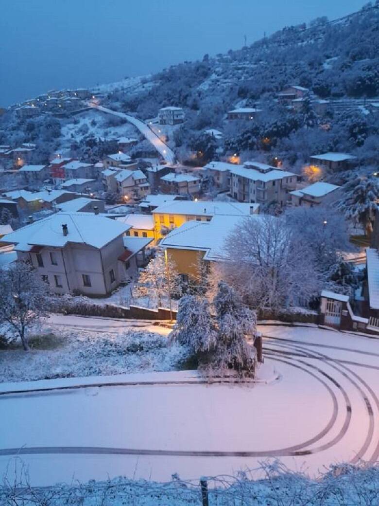 Fiocchi bianchi a Santu Lussurgiu: che spettacolo la neve nel Montiferru