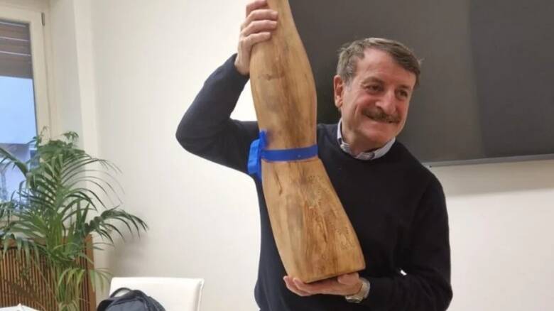 Donata all'attore Giacomo Poretti la gamba in legno sarda