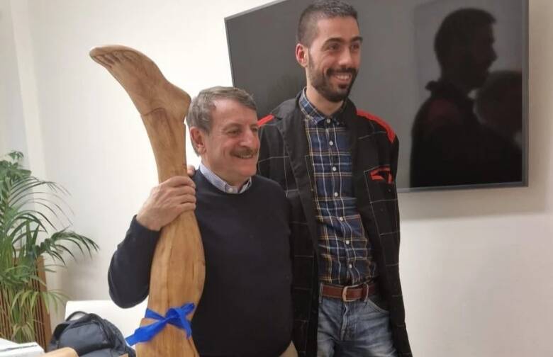Donata all'attore Giacomo Poretti la gamba in legno sarda