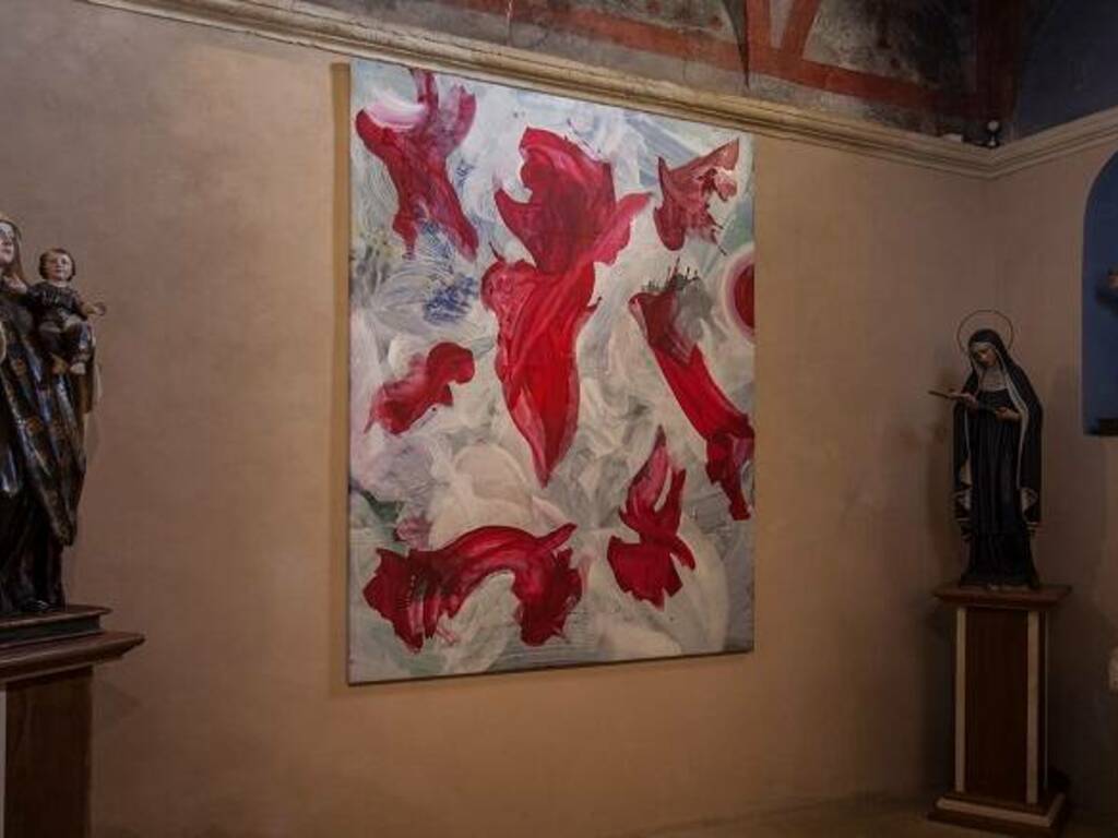 Salvatore Garau, Sante figure rosse sul cielo di latte, 2018, acrilico su PVC, Basilica di Santa Giusta Oristano, foto di Paolo Sanna Caria