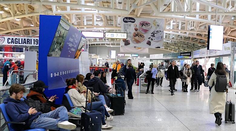 Aeroporto Elmas Cagliari passeggeri turisti 