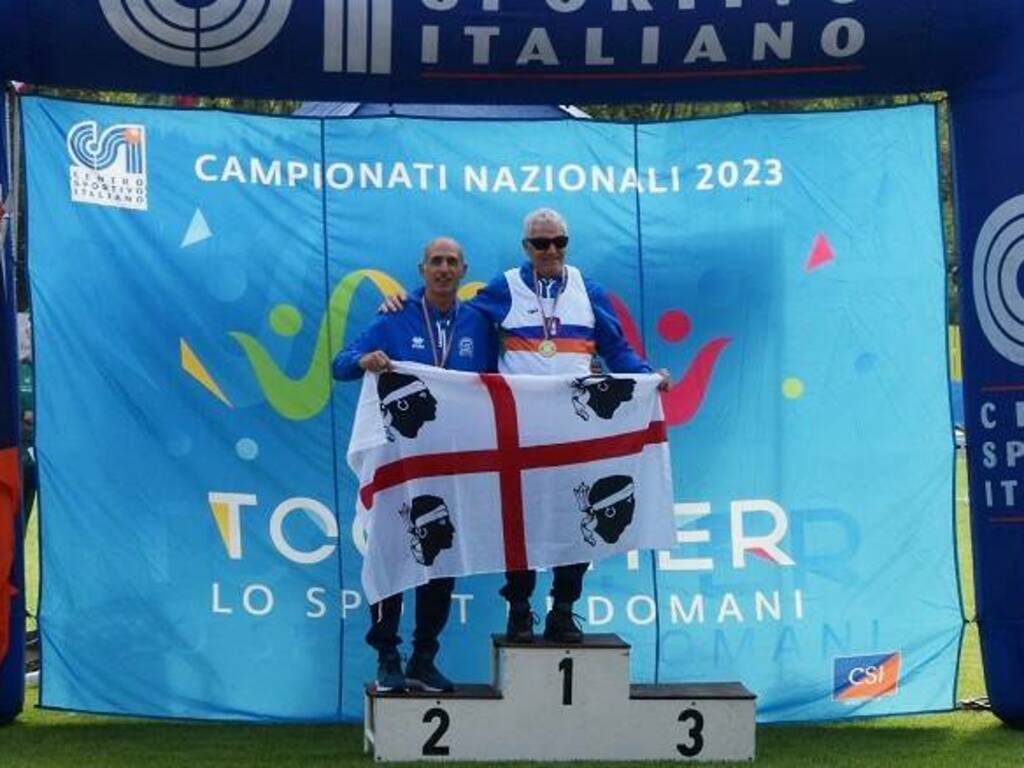 Gabriele Pianu (a destra) sul podio insieme alla guida Claudio Figus