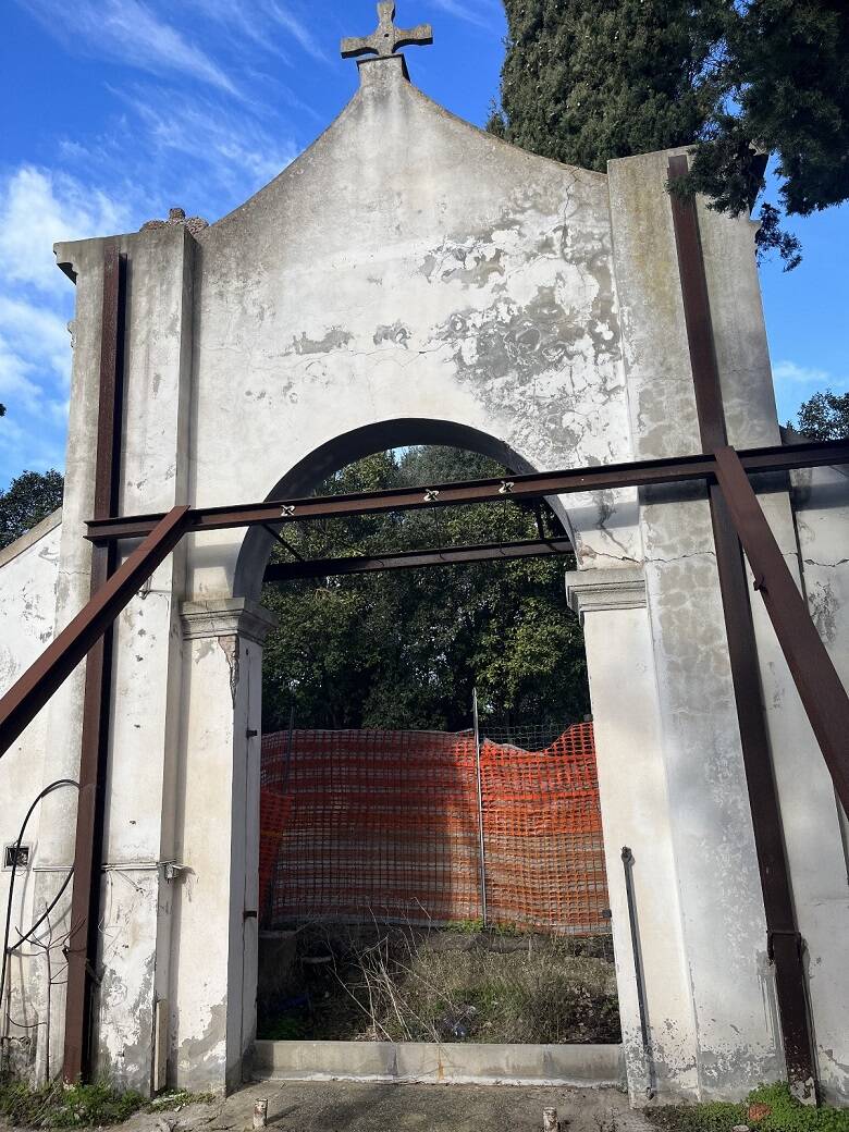 L'antico portale del cimitero monumentale di Mogoro
