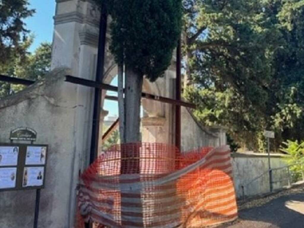 L'antico portale del cimitero monumentale di Mogoro