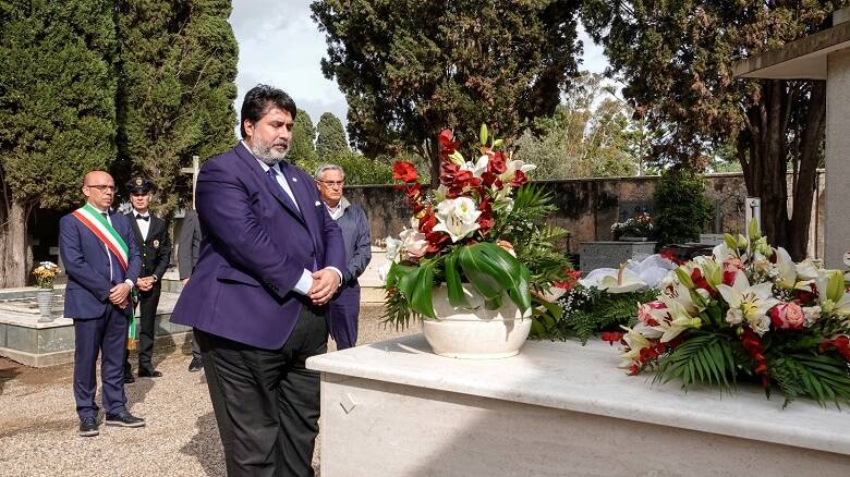 Il presidente della Regione Christian Solinas in visita al cimitero di Oristano - Foto Ufficio Stampa Regione Sardegna