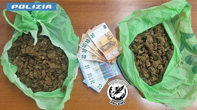 La marijuana e il denaro sequestrati dalla polizia