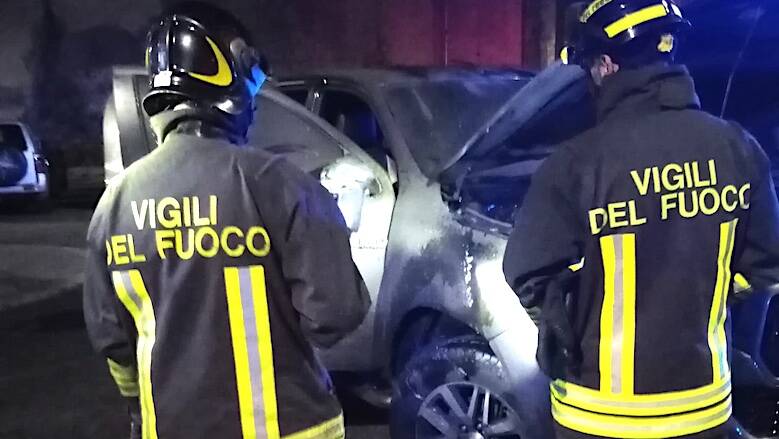 Orune pick up auto incendiata vigili fuoco notte