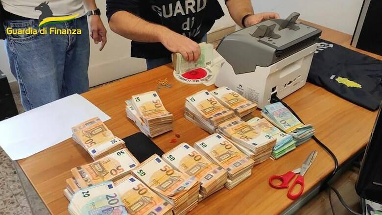 Guardia di finanza sequestro soldi Livorno