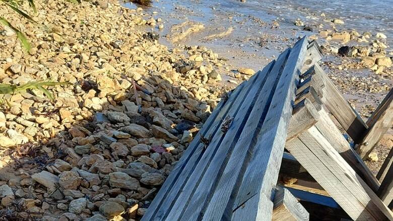 Una delle barriere anti-erosione posizionate a difesa della spiaggia - Foto di Marco Scintu