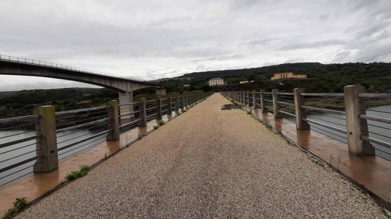 A Tadasuni, il vecchio ponte sul lago Omodeo, dismesso dopo il nuovo viadotto