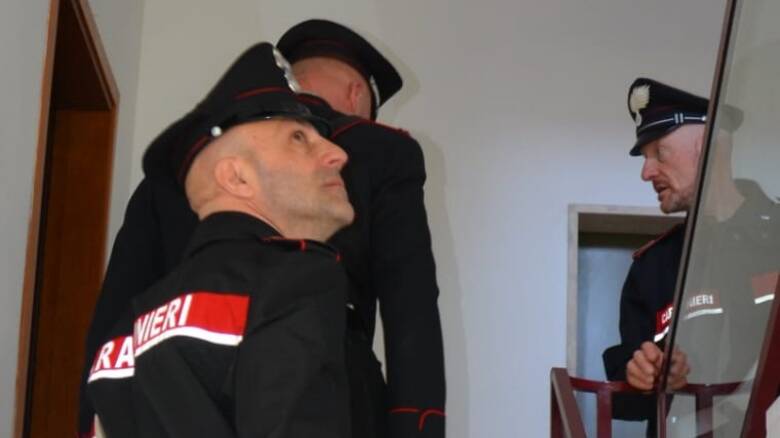 Carabinieri - casa - scale