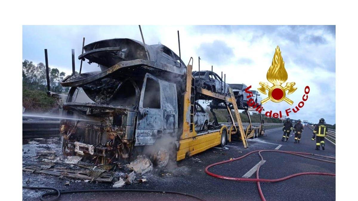 Camion in fiamme sulla 131