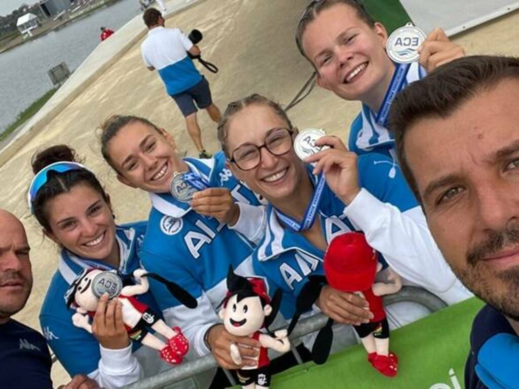 Le azzurre Irene Bellan, Sara Daldoss, Lucrezia Zironi e Sara Vesentini insieme a Ezio Caldognetto e Andrea Lilliu