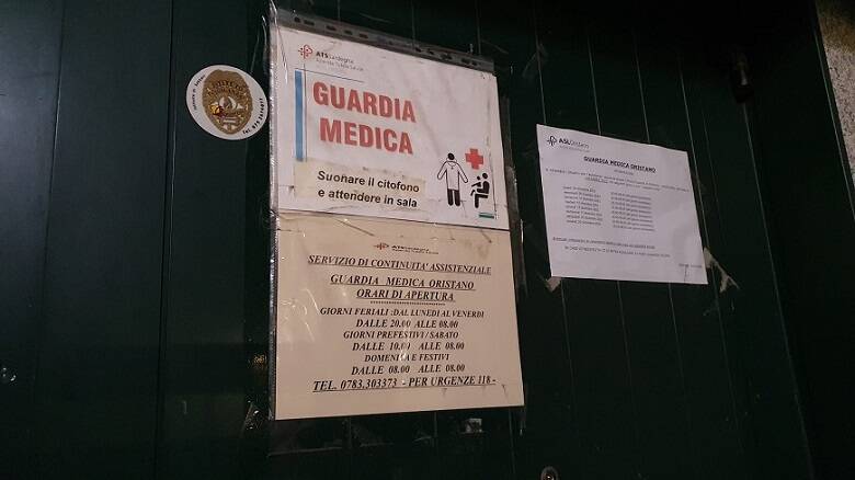 La porta dell’ambulatorio della guardia medica di Oristano, con il cartello che annuncia i nuovi turni