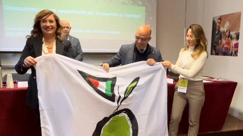 Il sindaco di Oristano Massimiliano Sanna e l'assessora alle Attività produttive Rossana Fozzi ricevono la bandiera dell'Associazione italiana Città dell’olio - Foto Ufficio Stampa Comune di Oristano