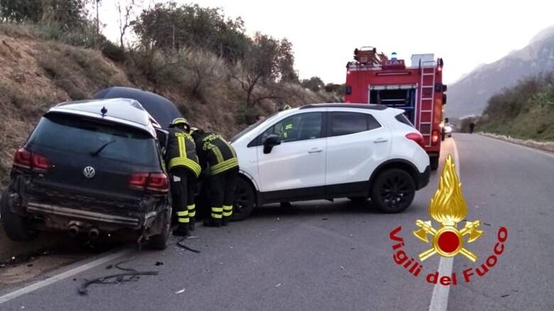 Le auto coinvolte nell'incidente lungo la provinciale Nuoro-Oliena