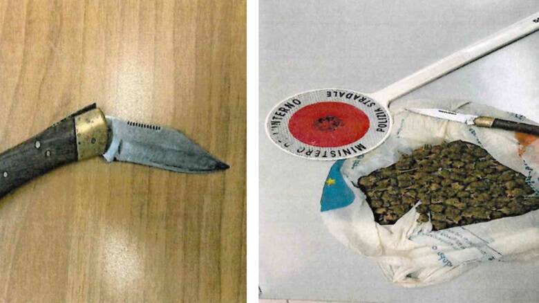 Il coltello e la marijuana sequestrati dalla polizia