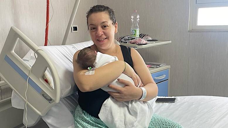 Adele Succu, ultima nata del 2023 a Oristano, con la mamma Laura Scanu
