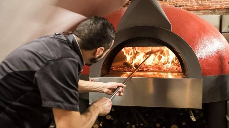 Pizzaiolo pizzeria - foto Confartigianato Sardegna