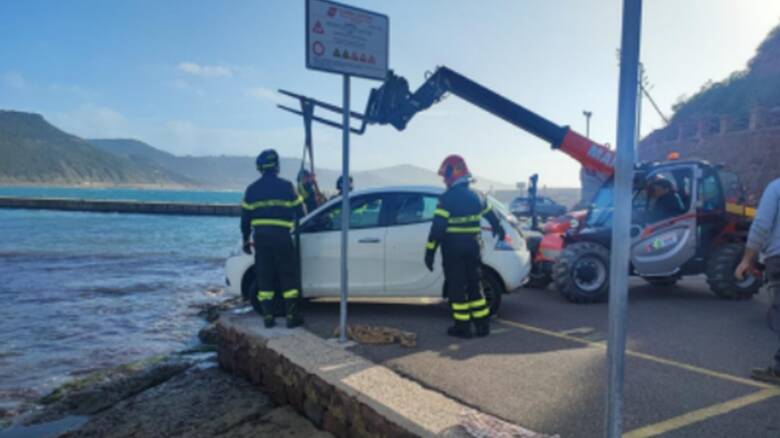 L'auto recuperata dai vigili del fuoco - Foto Capitaneria di Porto