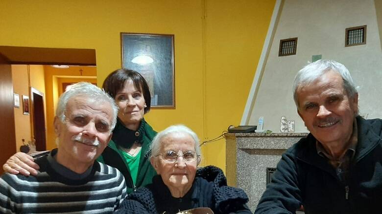 Giovanna Angela Spada con i figli Tonio, Gavino e Menuccia