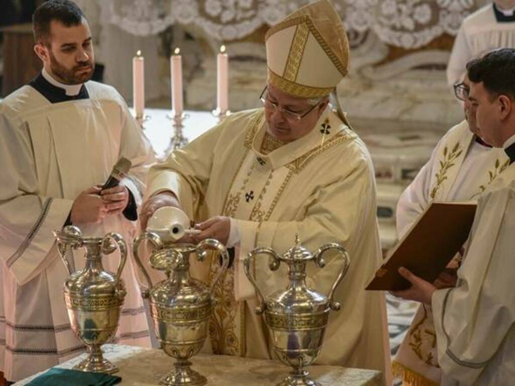 L'arcivescovo Roberto Carboni durante la messa crismale dello scorso anno - Foto di Santino Virdis