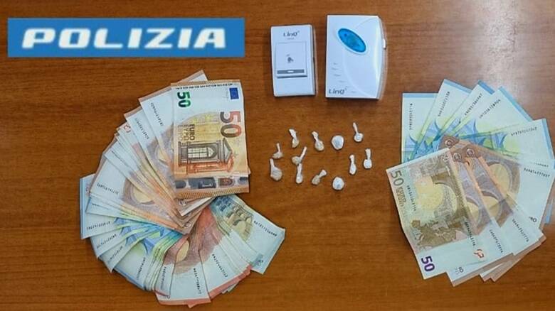 La droga, il denaro e il campanello speciale sequestrati dalla polizia