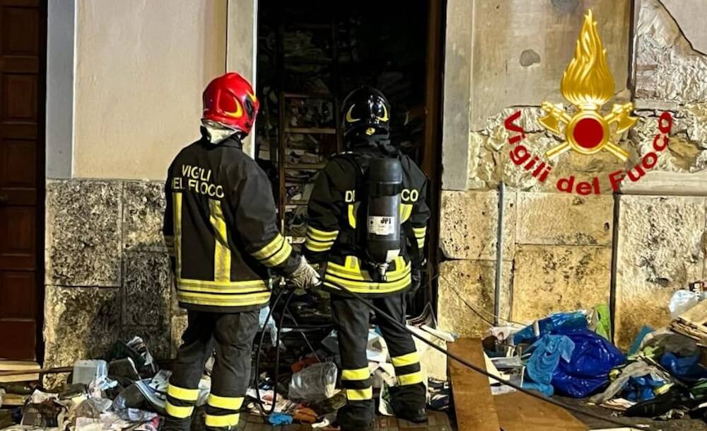 Cagliari Via San Rocco Vigili del fuoco notte Uomo morto in abitazione piena rifiuti